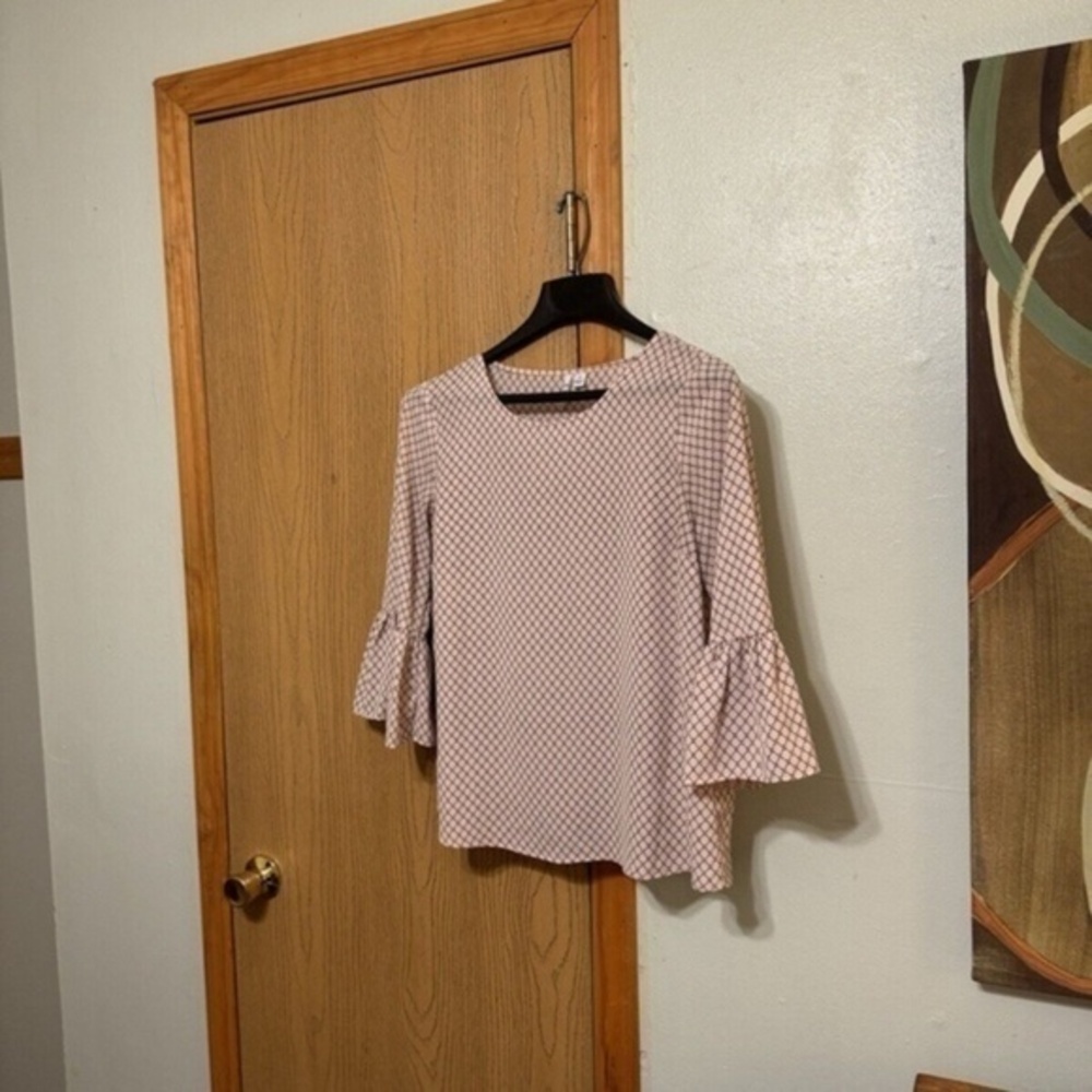 Elle Medium Multi-Color w/Geometric Print & Bell Sleeves Blouse - EUC